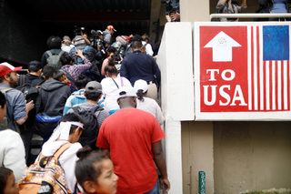 2018-04-30T011018Z_756973772_RC15787B0E00_RTRMADP_3_USA-IMMIGRATION-CARAVAN.JPG