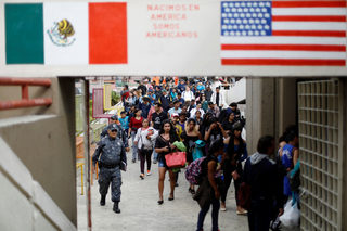 2018-04-30T010017Z_455866516_RC1A5EA03B90_RTRMADP_3_USA-IMMIGRATION-CARAVAN.JPG