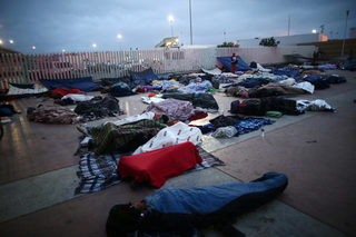 2018-04-30T152012Z_69617357_RC1F8F0A6700_RTRMADP_3_USA-IMMIGRATION-CARAVAN.JPG
