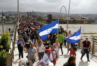 2018-04-30T015244Z_836622251_RC1E6DA551D0_RTRMADP_3_USA-IMMIGRATION-CARAVAN.JPG