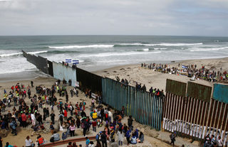 2018-04-29T195139Z_164122591_RC1357AD0AD0_RTRMADP_3_USA-IMMIGRATION-CARAVAN.JPG
