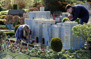 2018-05-10T115343Z_1791894775_RC1E5620C430_RTRMADP_3_BRITAIN-ROYALS-LEGO.JPG