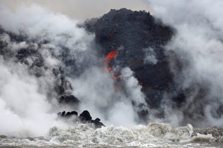 2018-05-21T100017Z_503295763_RC1593C588E0_RTRMADP_3_HAWAII-VOLCANO.JPG