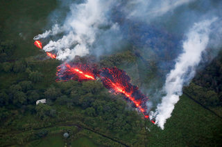 2018-05-18T140255Z_1576065055_RC13322D6710_RTRMADP_3_HAWAII-VOLCANO-PHOTOGRAPHS.JPG