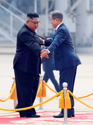 2018-09-18T053049Z_1570773660_RC17912BB0C0_RTRMADP_3_NORTHKOREA-SOUTHKOREA-SUMMIT.JPG