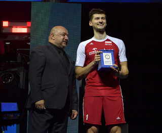 BestmiddleblockerPiotrNowakowskiofPolandawardedbyBulgariasMinisterofYouthandSportKrasenKralev.jpg