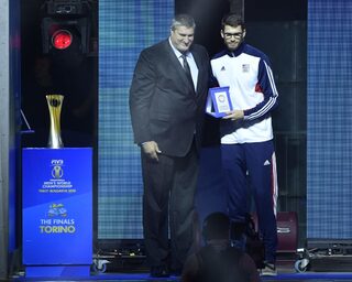 BestOppositeHitterMatthewAndersonUSAawardedbyBulgarianVolleyballFederationVicePresidentLubomirGanev.jpg