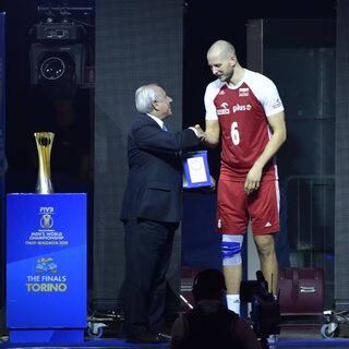 MVPBartoszKurekPOLawardedbyFIVBPresidentDrArySGraaF.jpg