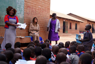 2018-10-04T152554Z_1630175396_RC117BC2B400_RTRMADP_3_USA-TRUMP-MELANIA-MALAWI.JPG