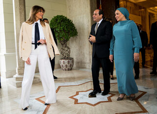 2018-10-06T124439Z_582615577_RC179324AF50_RTRMADP_3_USA-TRUMP-MELANIA-EGYPT.JPG