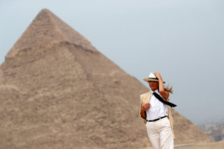 2018-10-06T142140Z_1301444937_RC1FD13523D0_RTRMADP_3_USA-TRUMP-MELANIA-EGYPT.JPG