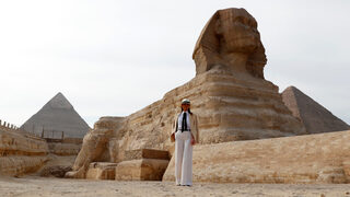 2018-10-06T210010Z_982687494_RC1779FEEF50_RTRMADP_3_USA-TRUMP-MELANIA-EGYPT.JPG