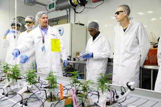 2018-10-15T132635Z_1974229034_RC1663529D60_RTRMADP_3_CANADA-MARIJUANA-COLLEGE.JPG