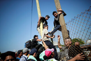 2018-11-02T213341Z_1092591621_RC14A5843C50_RTRMADP_3_USA-IMMIGRATION-CARAVAN.JPG
