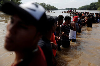 2018-10-30T022417Z_23114571_RC177AC87C80_RTRMADP_3_USA-IMMIGRATION-CARAVAN.JPG