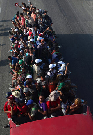 2018-11-01T213045Z_1580520478_RC1ED5E1BDA0_RTRMADP_3_USA-IMMIGRATION-CARAVAN.JPG