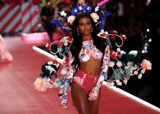 2018-11-09T021208Z_2102965550_RC16D46B8CA0_RTRMADP_3_FASHION-NEW-YORK-VICTORIAS-SECRET.JPG