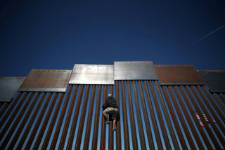 2018-11-26T024054Z_43264544_RC12EF64AAB0_RTRMADP_3_USA-IMMIGRATION-CARAVAN.JPG