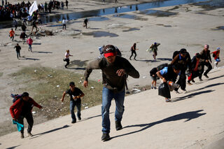 2018-11-26T024136Z_1359432600_RC1155766A70_RTRMADP_3_USA-IMMIGRATION-CARAVAN.JPG