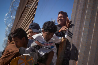 2018-11-26T043852Z_471492355_RC14757593F0_RTRMADP_3_USA-IMMIGRATION-CARAVAN.JPG