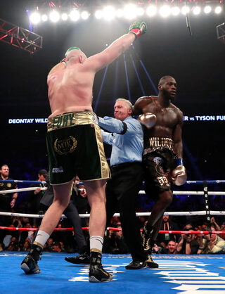 2018-12-02T045927Z_719590645_RC11466EB110_RTRMADP_3_BOXING-HEAVYWEIGHT-WILDER-FURY.JPG