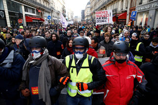 2018-12-08T110913Z_389914303_RC18871CD6F0_RTRMADP_3_FRANCE-PROTESTS.JPG
