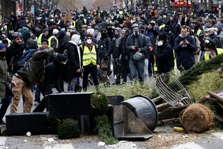 2018-12-08T123139Z_220646747_RC1ACAB6DAD0_RTRMADP_3_FRANCE-PROTESTS.JPG