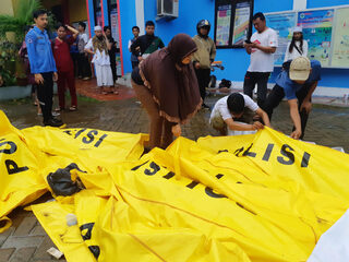 2018-12-23T080434Z_168410550_RC1FACDBDE00_RTRMADP_3_INDONESIA-TSUNAMI.JPG