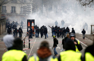 2019-01-12T150630Z_16373155_RC1888D88740_RTRMADP_3_FRANCE-PROTESTS.JPG