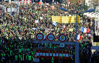 2019-01-12T153536Z_79835290_RC1AD8EB2200_RTRMADP_3_FRANCE-PROTESTS.JPG