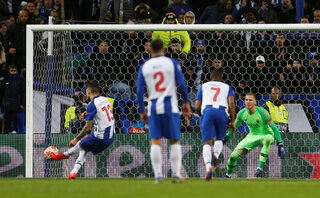 2019-03-06T223604Z_1258710692_RC16C2133530_RTRMADP_3_SOCCER-CHAMPIONS-POR-ROM.JPG