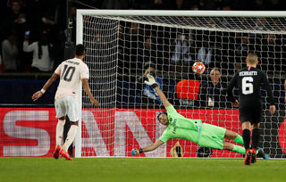 2019-03-06T215345Z_698910313_RC1F259AE200_RTRMADP_3_SOCCER-CHAMPIONS-PSG-MUN.JPG
