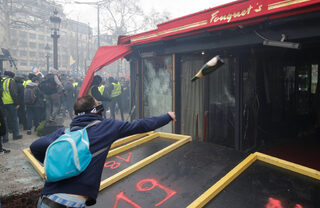 2019-03-16T114942Z_1307800268_RC1EBDE15D90_RTRMADP_3_FRANCE-PROTESTS.JPG