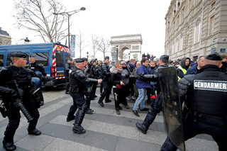 2019-03-16T085347Z_1714130365_RC1F7AD5FDF0_RTRMADP_3_FRANCE-PROTESTS.JPG