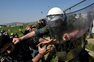2019-04-04T154746Z_1921399668_RC1FE80B2370_RTRMADP_3_EUROPE-MIGRANTS-GREECE-BORDER.JPG