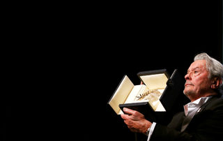 2019-05-19T191625Z_453139383_RC1B230D15D0_RTRMADP_3_FILMFESTIVAL-CANNES-DELON.JPG