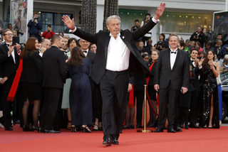 2019-05-19T164637Z_1544522907_UP1EF5J1ALPZC_RTRMADP_3_FILMFESTIVAL-CANNES-DELON.JPG
