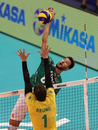 BulgariasRozalinPenchevattacksagainstBrazilscaptainandsetterBrunoMossaRezende.jpg