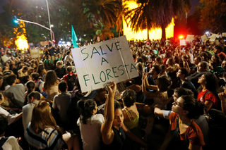 2019-08-23T231355Z_1903430028_RC1F78B56D70_RTRMADP_3_BRAZIL-ENVIRONMENT-PROTESTS.JPG