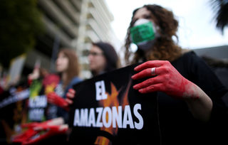 2019-08-23T212147Z_29481404_RC158E6AAD50_RTRMADP_3_BRAZIL-ENVIRONMENT-PROTESTS-ARGENTINA.JPG