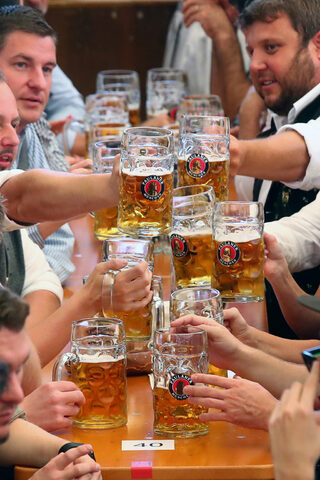 2019-09-21T103047Z_1805353843_RC1696DEBBE0_RTRMADP_3_GERMANY-OKTOBERFEST.JPG