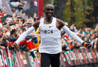 2019-10-12T123628Z_1794536891_RC1270370610_RTRMADP_3_ATHLETICS-KIPCHOGE.JPG