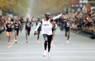 2019-10-12T093545Z_205914530_RC189FC78110_RTRMADP_3_ATHLETICS-KIPCHOGE.JPG
