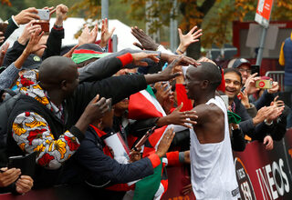 2019-10-12T092807Z_1119121181_RC1F21743560_RTRMADP_3_ATHLETICS-KIPCHOGE.JPG