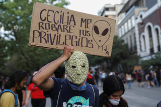 2019-10-25T233737Z_451935321_RC13F2DD8100_RTRMADP_3_CHILE-PROTESTS.JPG