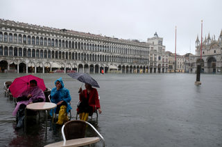 2019-11-12T102509Z_424424832_RC2M9D9ZFWXI_RTRMADP_3_ITALY-WEATHER.JPG