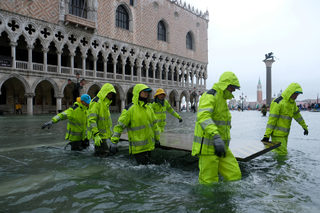 2019-11-12T111253Z_597612416_RC2N9D9WNOWN_RTRMADP_3_ITALY-WEATHER.JPG