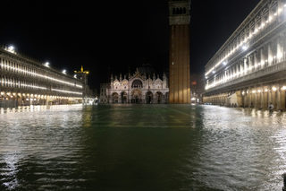 2019-11-12T215905Z_424953755_RC2X9D99EM2A_RTRMADP_3_ITALY-WEATHER.JPG