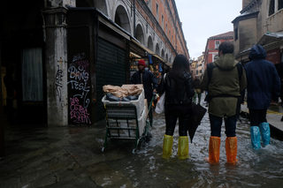 2019-11-12T105949Z_1168990825_RC2M9D9EFH52_RTRMADP_3_ITALY-WEATHER.JPG
