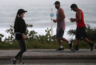2020-04-04T220451Z_901614768_RC2YXF9Z630I_RTRMADP_3_HEALTH-CORONAVIRUS-BRAZIL.JPG